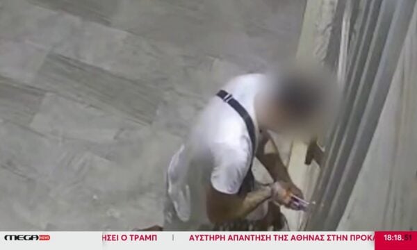 Καρέ – Καρέ η δράση διαρρήκτη στη Γλυφάδα – Παραβίασε με κατσαβίδι πόρτα σπιτιού