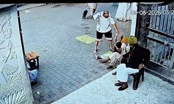 Καταστηματάρχης επιτίθεται σε μια ζητιάνα έξω από ναό και τη χτυπά με την παντόφλα του