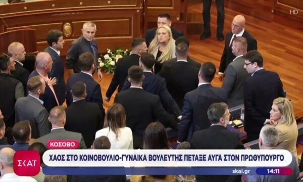 Κόσοβο: Χάος στο Κοινοβούλιο – Γυναίκα βουλευτής πέταξε αυγά στον Πρωθυπουργό