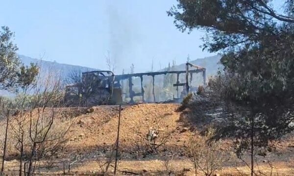 Κουβαράς Αττικής: Εργοστάσιο τυλίχτηκε στις φλόγες – Πλάνα από το σημείο