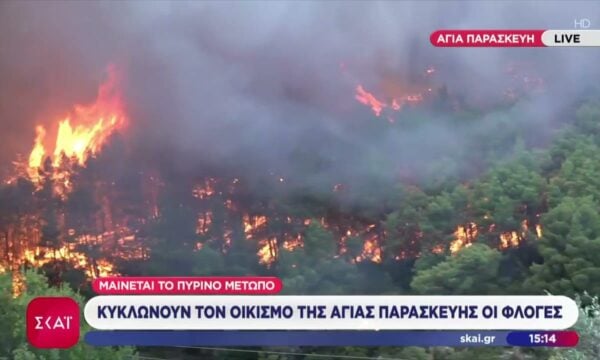 Κυκλώνουν τον οικισμό της Αγίας Παρασκευής οι φλόγες