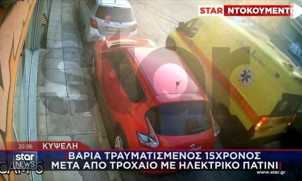 Κυψέλη: Η στιγμή που το ασθενοφόρο φτάνει για να παραλάβει τον τραυματισμένο 15χρονο μετά το ατύχημά του με πατίνι