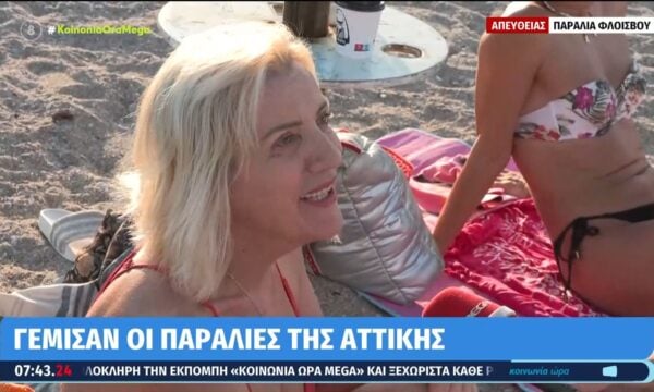 Λουόμενη στην παραλία Φλοίσβου: «Πρώτα μπανάκι μετά δουλειά»