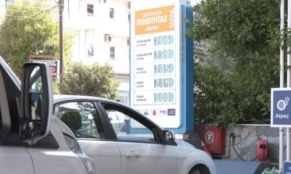 Μάχη για βενζίνη κάτω από τα 2 ευρώ – Οι ανατιμήσεις «έσβησαν» τις μειώσεις