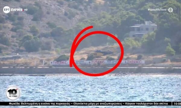 Μάχη με τα πύρινα μέτωπα: Ελικόπτερο σταμάτησε να επιχειρεί και προσγειώθηκε