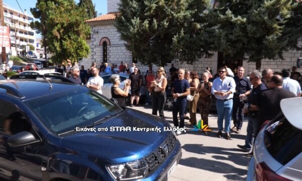 Με επευφημίες η άφιξη του Δήμαρχου Στυλίδας στα Δικαστήρια Θήβας: “Είμαστε μαζί σου”