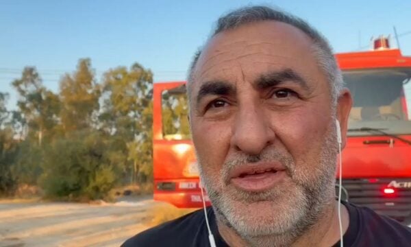 Μενίδι: Ανάμεσα σε εργοστάσιο κλωστοϋφαντουργίας και υποσταθμό της ΔΕΗ η φωτιά που ξέσπασε κοντά στο στρατόπεδο ΚΑΠΟΤΑ