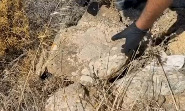 Μύκονος: Αστυνομικοί εντοπίζουν την κλεμμένη τσάντα και το rolex κάτω από βράχους