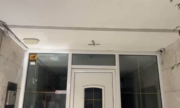 Νέα Σμύρνη: Εικόνες από το σημείο της στυγερής δολοφονίας – Καρφώθηκαν στο τζάμι οι σφαίρες