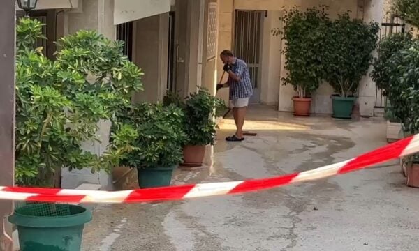 Νέα Σμύρνη: Καθαρίζουν το σημείο όπου έπεσε νεκρή η 45χρονη