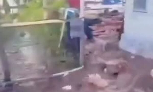 Νερά εισβάλλουν σε σπίτια καθώς σεισμός στην Ινδονησία προκαλεί προειδοποίηση για τσουνάμι
