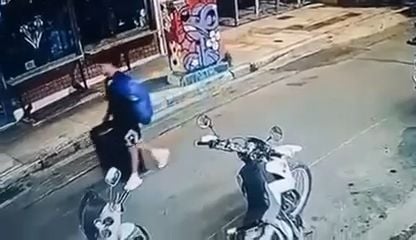 Ο Αφγανός που μεταφέρει τη βαλίτσα με το θύμα