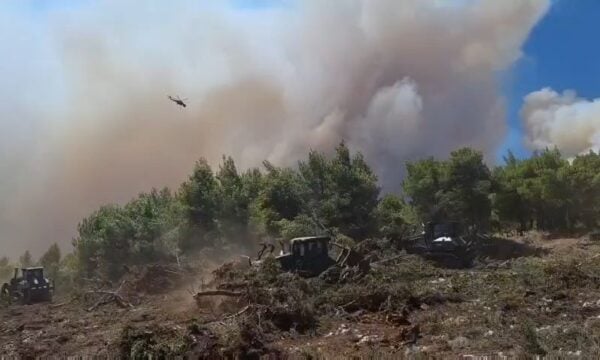 Οι Ένοπλες Δυνάμεις συμβάλλουν στην κατάσβεση της φωτιάς στα Βίλια