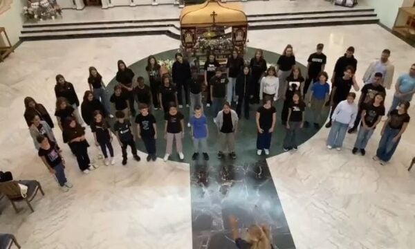 Οι παιδικές φωνές της Χορωδίας «Κύριλλος και Μεθόδιος» ψάλλουν το «Τη Υπερμάχω» στην Αγία Σοφία της Βαρσοβίας.