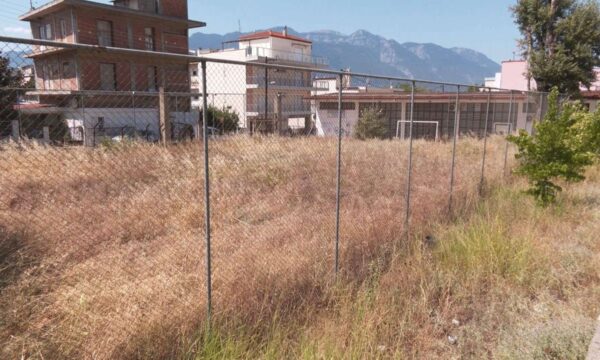 Παγκράτι Λαμίας: Εγκαταλελειμμένο 5×5 – Ζητούν καθαρισμό κι αξιοποίηση