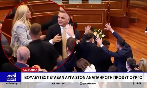 Πανδαιμόνιο στη Βουλή του Κοσυφοπεδίου στην Πρίστινα, όταν βουλευτής της αντιπολίτευσης πέταξε αβγά στον πρωθυπουργό