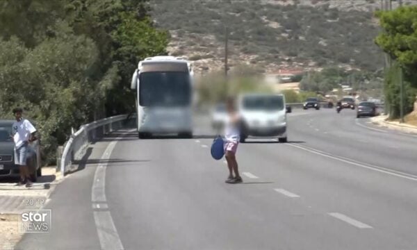 Παραλία Αλθέας: Λουόμενοι θέτουν σε κίνδυνο τη ζωή του περνώντας ανάμεσα σε αυτοκίνητα