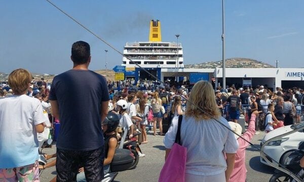 Πάρος: «Απόβαση» στο νησί! – «Βουλιάζει» από κόσμο το λιμάνι λίγο πριν το Δεκαπενταύγουστο