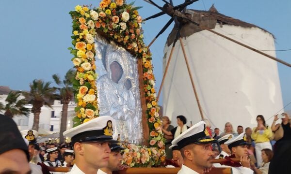 Πάρος, Δεκαπενταύγουστο: Βαθιά κατανυκτικές στιγμές στη Λιτάνευση της Ιερής και Θαυματουργής Εικόνας της Παναγίας Εκατονταπυλιανής