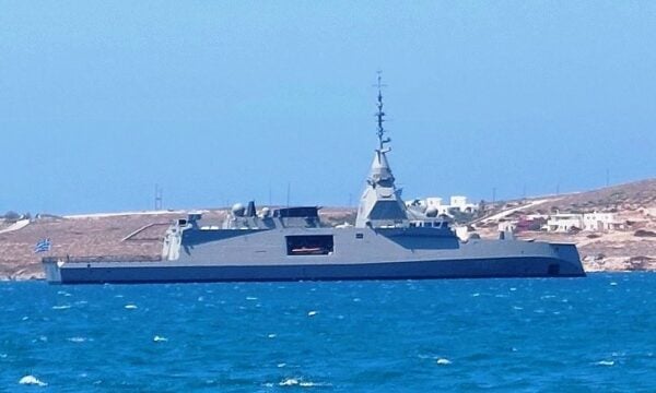 Πάρος: H υπερσύγχρονη φρεγάτα «Κίμων» του Ελληνικού Πολεμικού Ναυτικού θα αποδώσει τιμές στην Παναγιά του νησιού