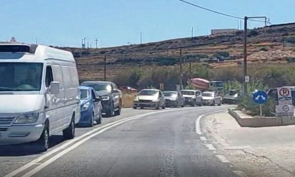 Πάρος: Η Νάουσα «ακολουθεί» την Παροικία – Τεράστια κίνηση και μποτιλιάρισμα στην περιφερειακή οδό της