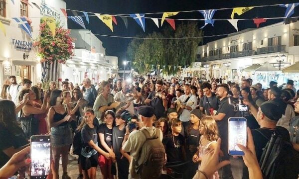 Πάρος: Η Πατινάδα που πλημμύρισε με μουσική τη Νάουσα και ξεσήκωσε το χωριό! (Βίντεο)