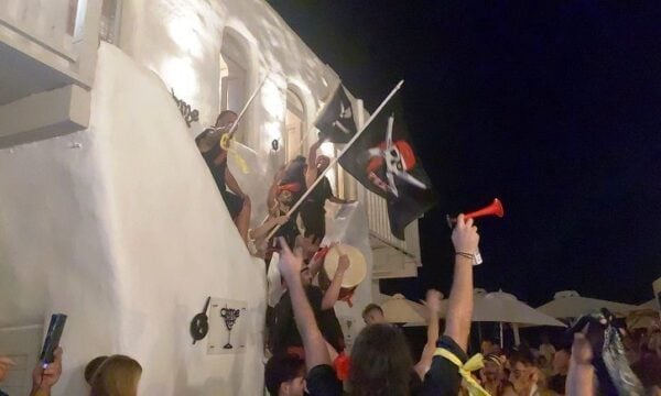 Πάρος:  Με πειρατικές σημαίες έκαναν «άνω – κάτω» τα μπαράκια!
