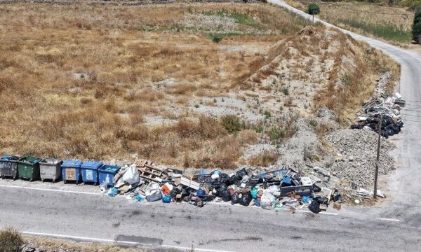 Πάρος: Πρόταση Δημάρχου να κηρυχτεί το νησί σε κατάσταση έκτακτης ανάγκης λόγω επικίνδυνων ρύπων (απορριμμάτων, ανακυκλώσιμων κ.λ.π)
