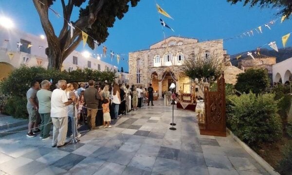Πάρος: Συγκίνηση και ευλάβεια στον Ι.Ν. Παναγίας Εκατονταπυλιανής – Πλήθος πιστών τιμά τη μνήμη της Υπεραγίας Θεοτόκου