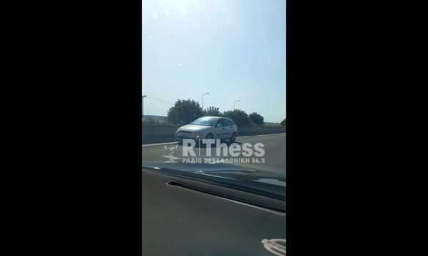 ΠΡΙΝ ΛΙΓΟ: Αυτοκίνητο κινήθηκε ανάποδα στον  δρόμο της Χαλκιδικής