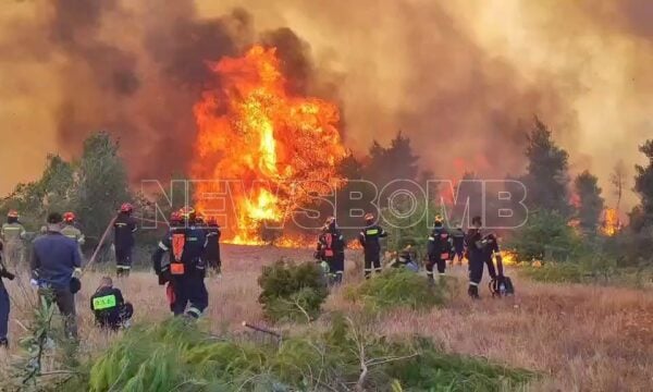 Στην πρώτη γραμμή της φωτιάς οι πυροσβέστες στο Κρύο Πηγάδι – Συγκλονιστικές εικόνες