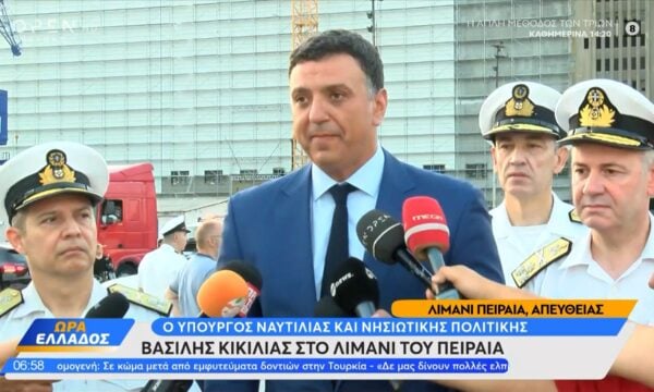Στο λιμάνι του Πειραιά ο Βασίλης Κικίλιας