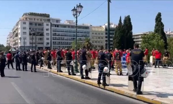 Στο Σύνταγμα εποχικοί πυροσβέστες – Ζητούν 12μηνη εργασία και μόνιμη λύση
