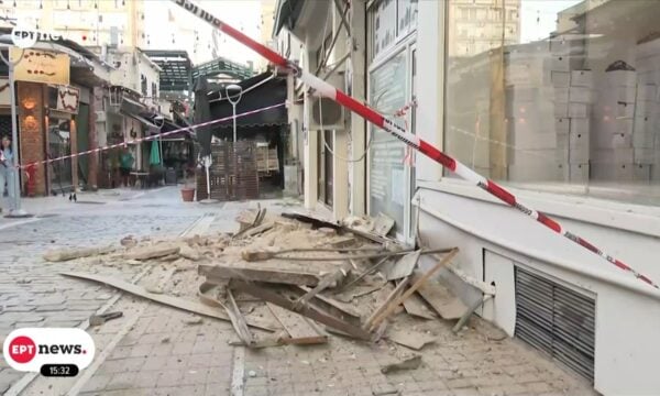 Θεσσαλονίκη: Κατέρρευσε τσιμεντένιο στέγαστρο – Έπεσε σε ΙΧ στο ιστορικό κέντρο της Θεσσαλονίκης