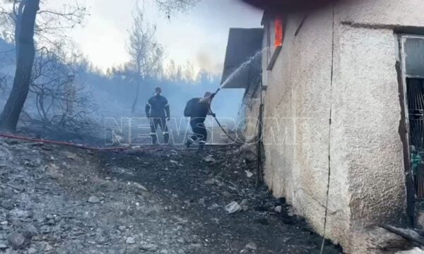 Το Newsbomb σε σπίτι που κάηκε στη Σαλαμίνα