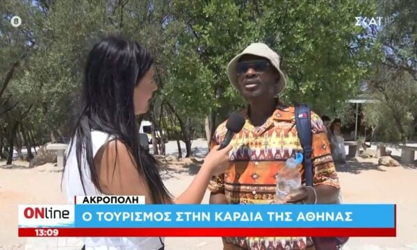 Τουρίστας στην Ακρόπολη: «Θα κάτσω εδώ όλο τον Αύγουστο»