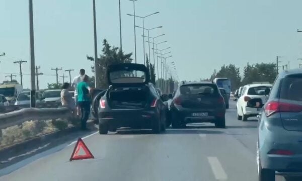 Τροχαίο στη Μουδανιών: Σύγκρουση ΙΧ προκαλεί αναστάτωση και καθυστερήσεις