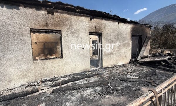 Ψάθα: Φωτογραφίες από το σημείο πτώσης των δύο ελικοπτέρων – Δύο σπίτια έχουν καταστραφεί από τη φωτιά