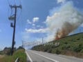 Φωτιά στην Καμηλόβρυση: Έχει περάσει την παλιά εθνική οδό Λαμίας – Λάρισας