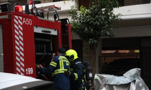 Φωτιά στη Λούτσα: Στις φλόγες στέγη κτηρίου – Επιχειρούν 15 πυροσβέστες