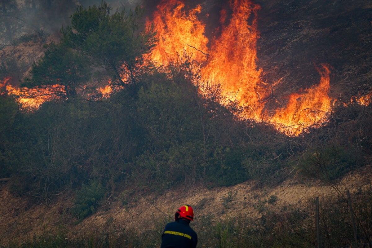 Φωτιά στην Καβάλα, στην περιοχή Χρυσόκαστρο – Σηκώθηκε ελικόπτερο