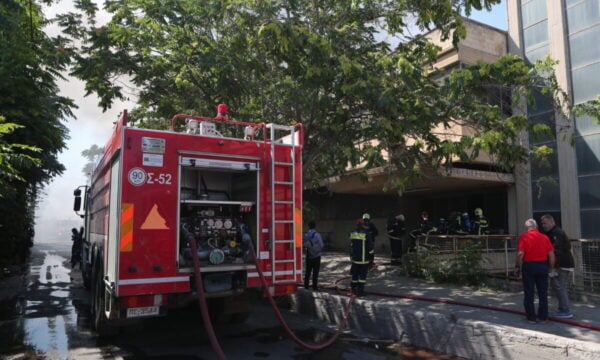Φωτιά σε διαμέρισμα στην Πετρούπολη υπό έλεγχο, κυκλοφοριακές ρυθμίσεις