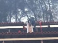 Φωτιά στη Χαλκιδική: Η στιγμή που πυροσβέστης χάνει την ισορροπία του και πέφτει από σκάλα σε σκεπή