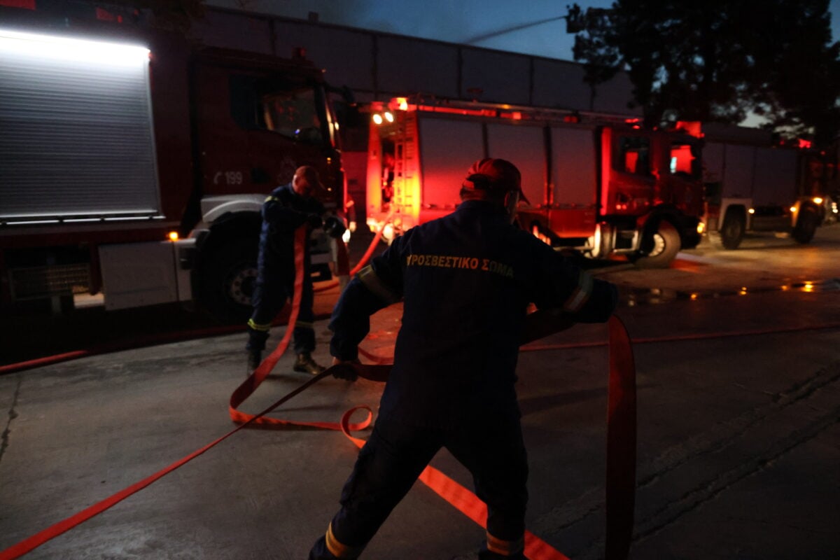 Φωτιά σε κατάστημα στο Παλαιό Φάληρο – Εκκενώνεται πολυκατοικία