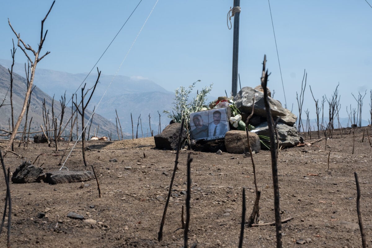 Φωτιά στο Ρέθυμνο: Ελληνική σημαία στο σημείο όπου πέθαναν οι 2 πυροσβέστες – Εικόνες καταστροφής μετά την πυρκαγιά 19 Φωτιά στο Ρέθυμνο: Ελληνική σημαία στο σημείο όπου πέθαναν οι 2 πυροσβέστες – Εικόνες καταστροφής μετά την πυρκαγιά
