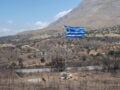 Φωτιά στο Ρέθυμνο: Ελληνική σημαία στο σημείο όπου πέθαναν οι 2 πυροσβέστες – Εικόνες καταστροφής μετά την πύρινη κόλαση