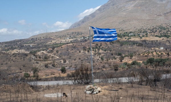 Φωτιά στο Ρέθυμνο: Ελληνική σημαία στο σημείο όπου πέθαναν οι 2 πυροσβέστες – Εικόνες καταστροφής μετά την πυρκαγιά