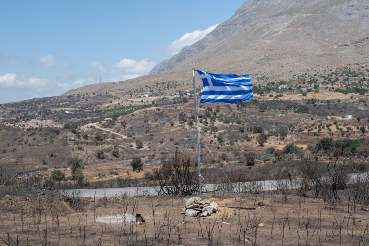 Φωτιά στο Ρέθυμνο: Ελληνική σημαία στο σημείο όπου πέθαναν οι 2 πυροσβέστες – Εικόνες καταστροφής μετά την πυρκαγιά
