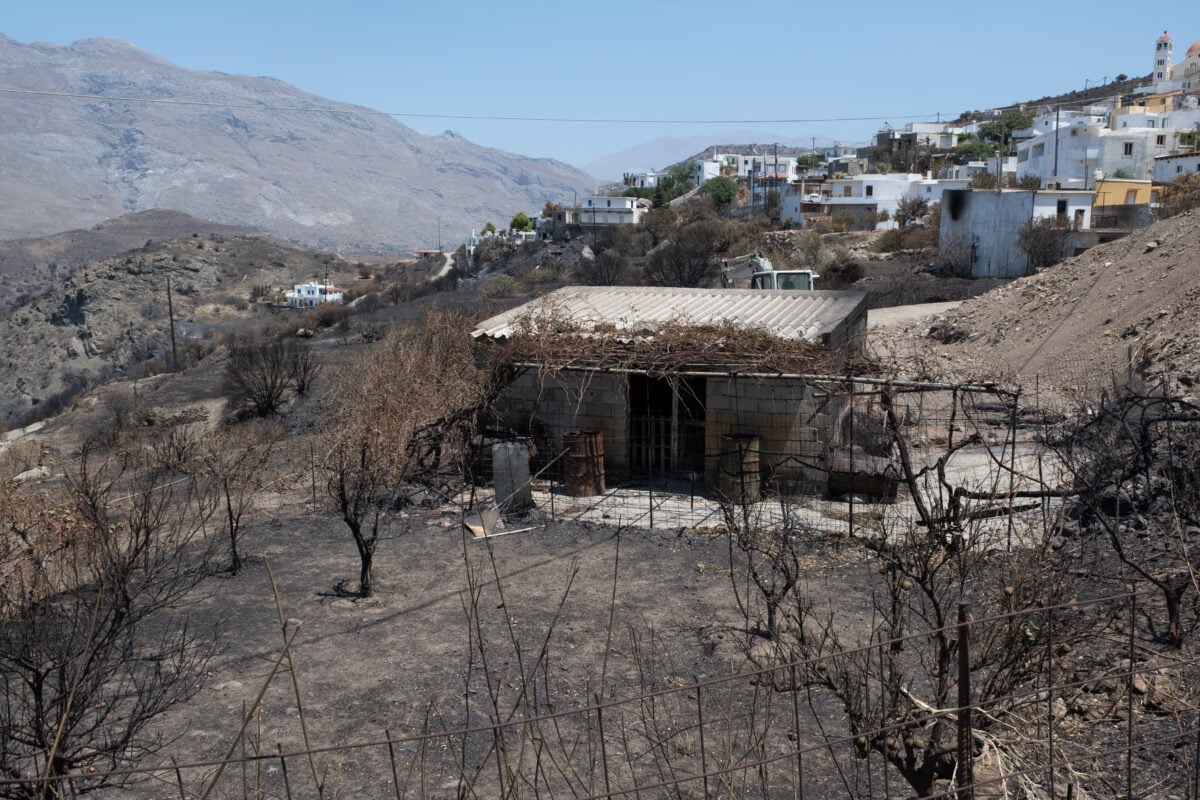 Φωτιά στο Ρέθυμνο: Ελληνική σημαία στο σημείο όπου πέθαναν οι 2 πυροσβέστες – Εικόνες καταστροφής μετά την πυρκαγιά 23 Φωτιά στο Ρέθυμνο: Ελληνική σημαία στο σημείο όπου πέθαναν οι 2 πυροσβέστες – Εικόνες καταστροφής μετά την πυρκαγιά