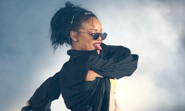 Rihanna: Αποκαλυπτική εμφάνιση με φτερά και διαμάντια που προκάλεσε χαμό